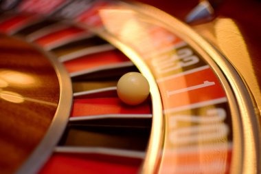 flora77 live roulette table with dealer and spinning wheel